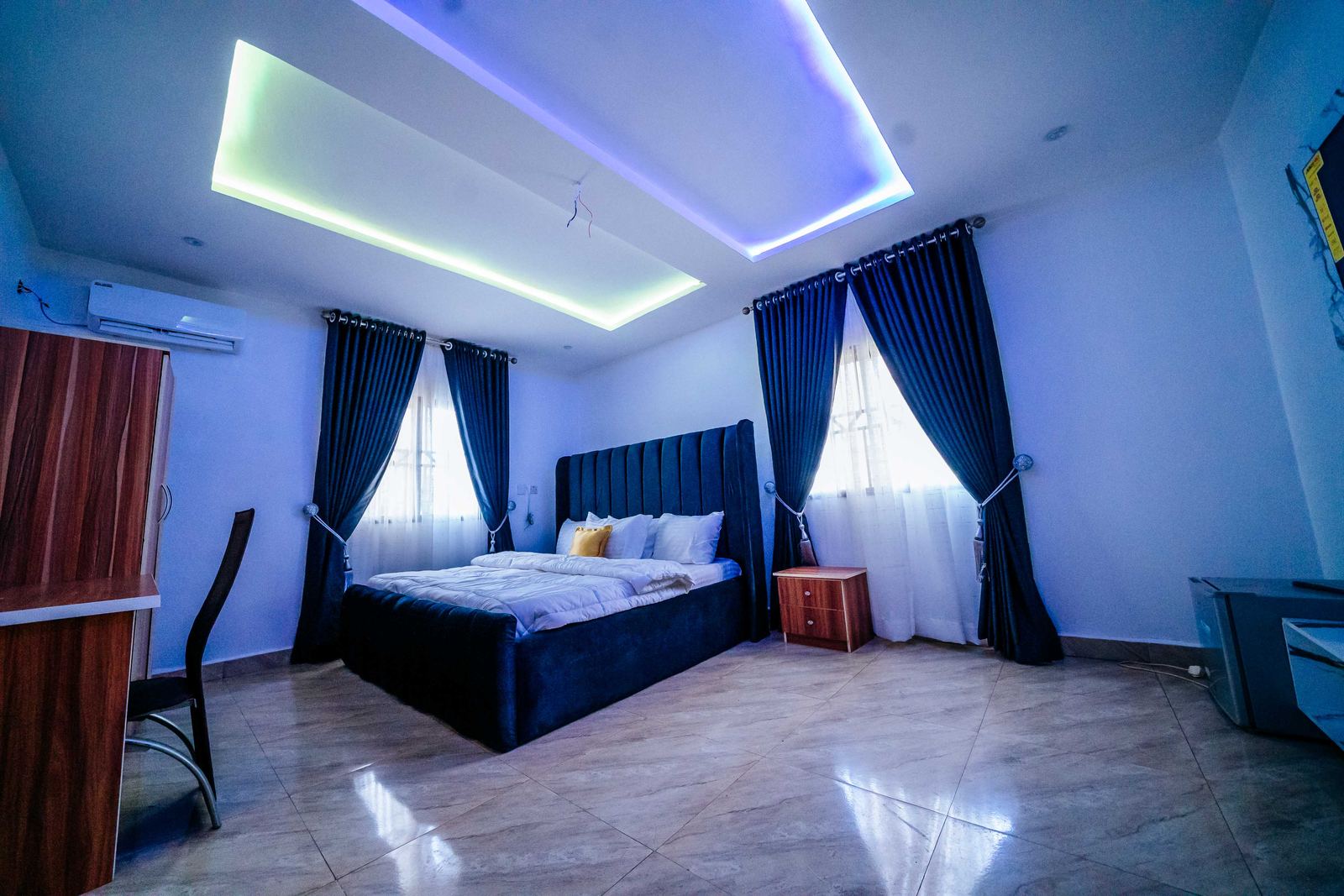 The Aurora Royal, standard lighting